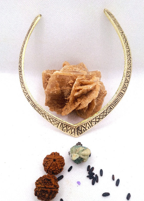 Inlaid pointed collar