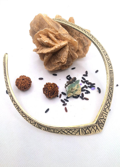 Inlaid pointed collar