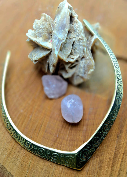 Inlaid pointed collar