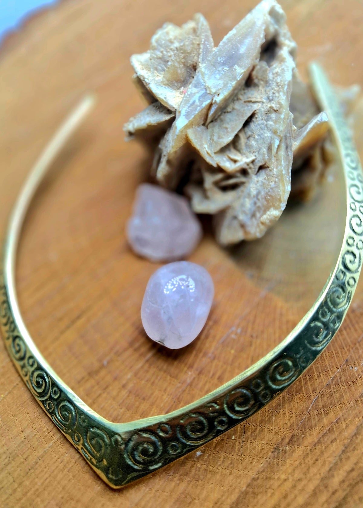 Inlaid pointed collar