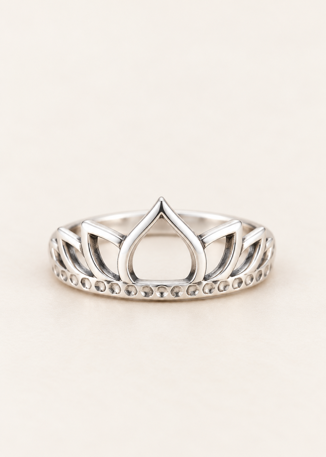 Corona di Loto – Anello in argento con petali traforati e fascia decorata