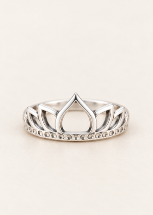 Corona di Loto – Anello in argento con petali traforati e fascia decorata