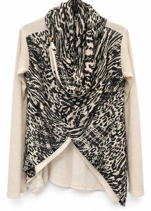 Cross Jacket bianca in cotone chiusa su stampella, con davanti incrociato a fantasia nera, collo ampio drappeggiato e maniche in tinta unita