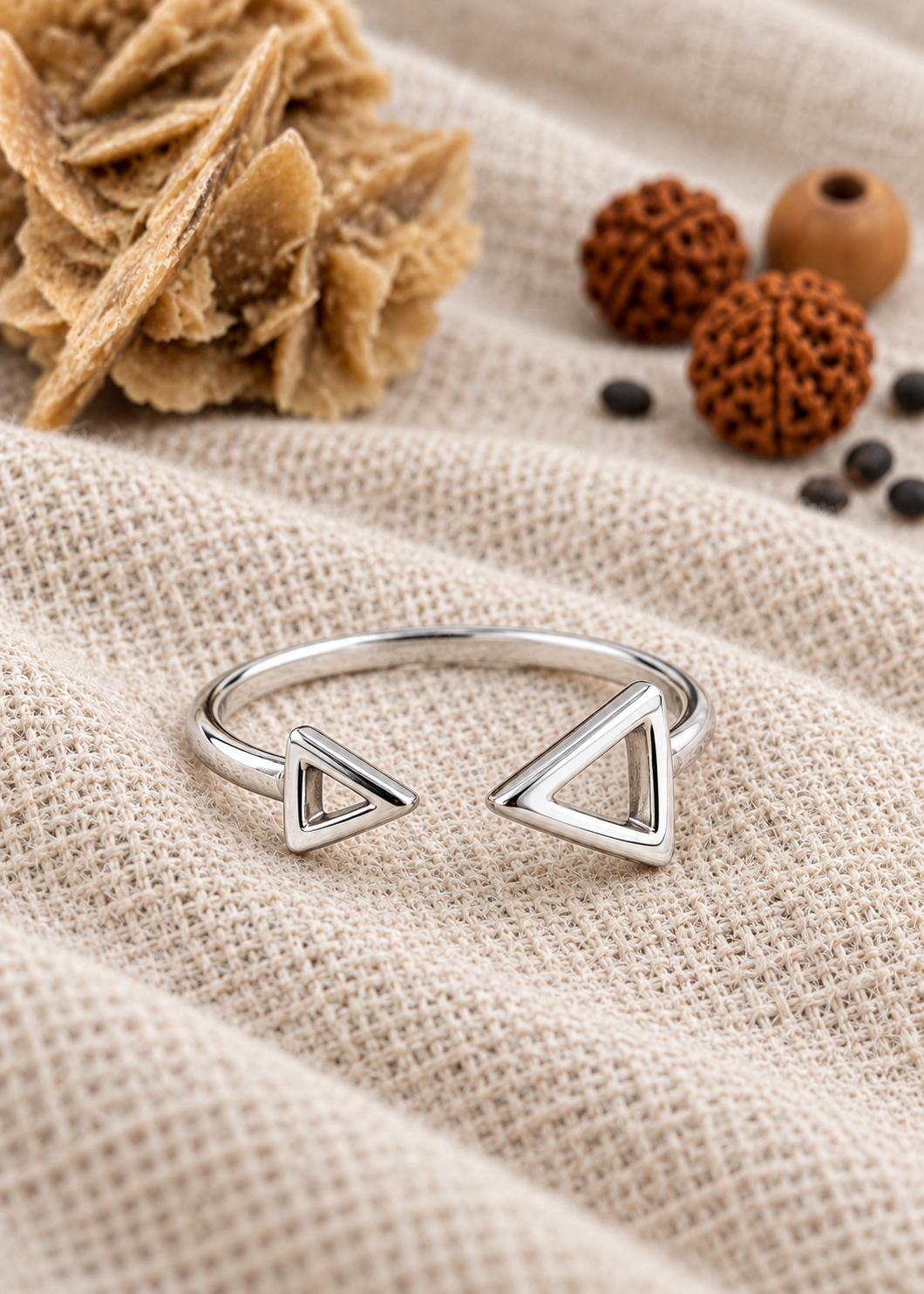 Anello Due Triangoli in argento su juta chiara