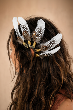 ear cuff piume indossato
