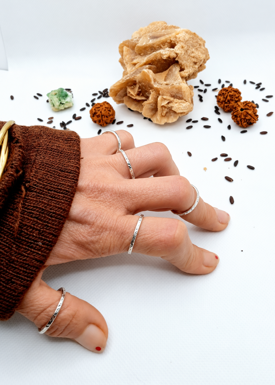 Fedine martellate in argento indossate