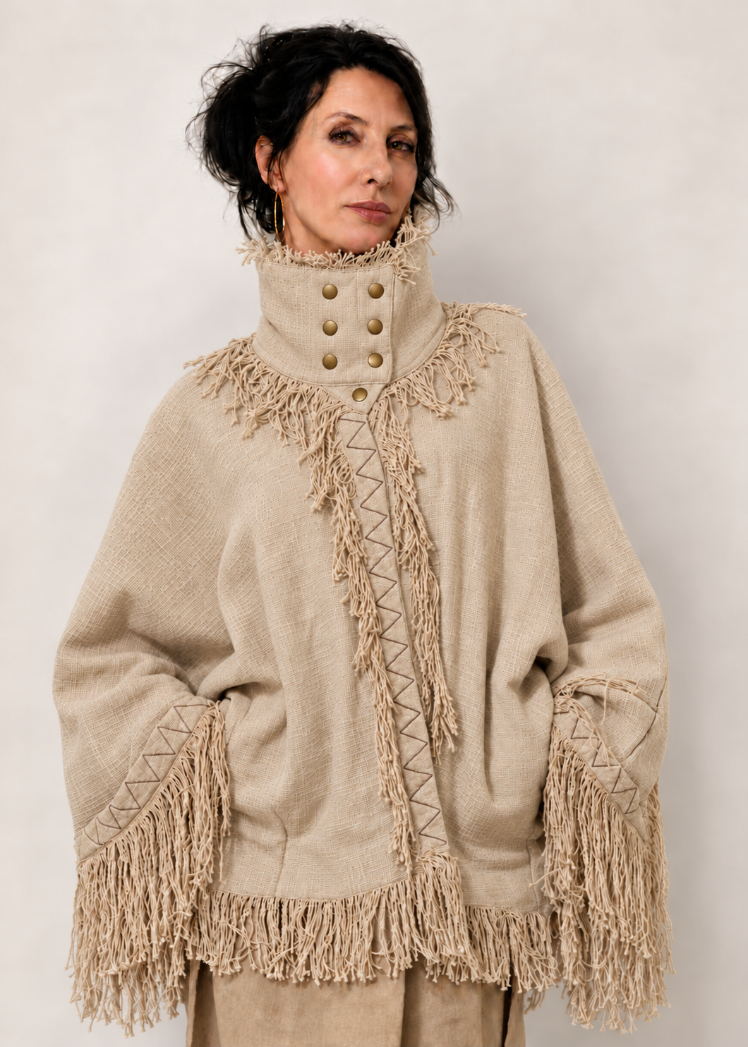 Fringe Poncho Natural in 100% cotone indossato, con collo strutturato, sette bottoni e frange.