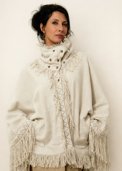 Fringe Poncho White - Indossato