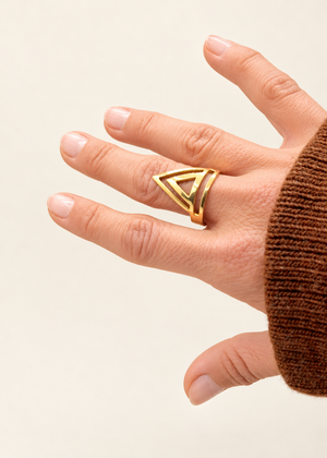 Anello Inner Triangle in ottone indossato, foto originale ottimizzata