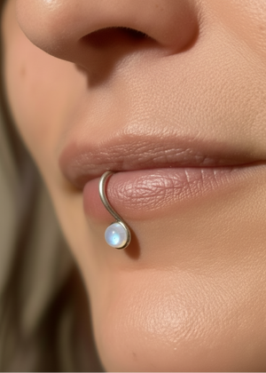 Lip cuff con pietra di luna - senza septum