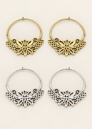 Orecchini Lotus con fiore di loto nelle finiture ottone e bagno d’argento