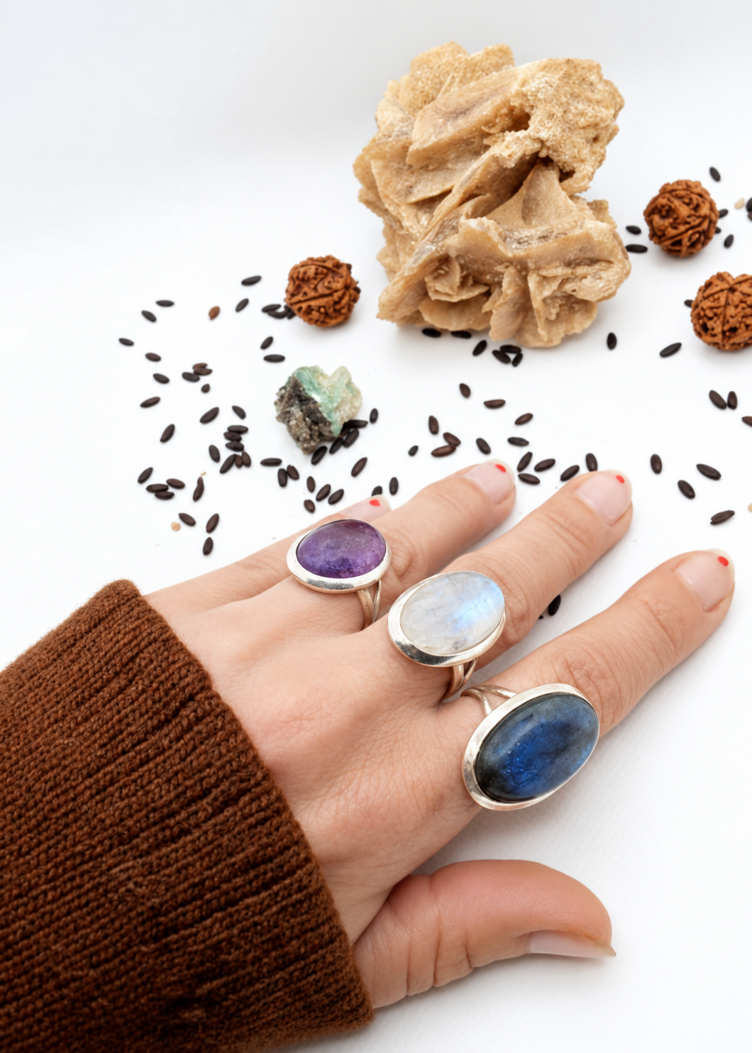 Anelli Love Life indossati con ametista, pietra di luna e labradorite