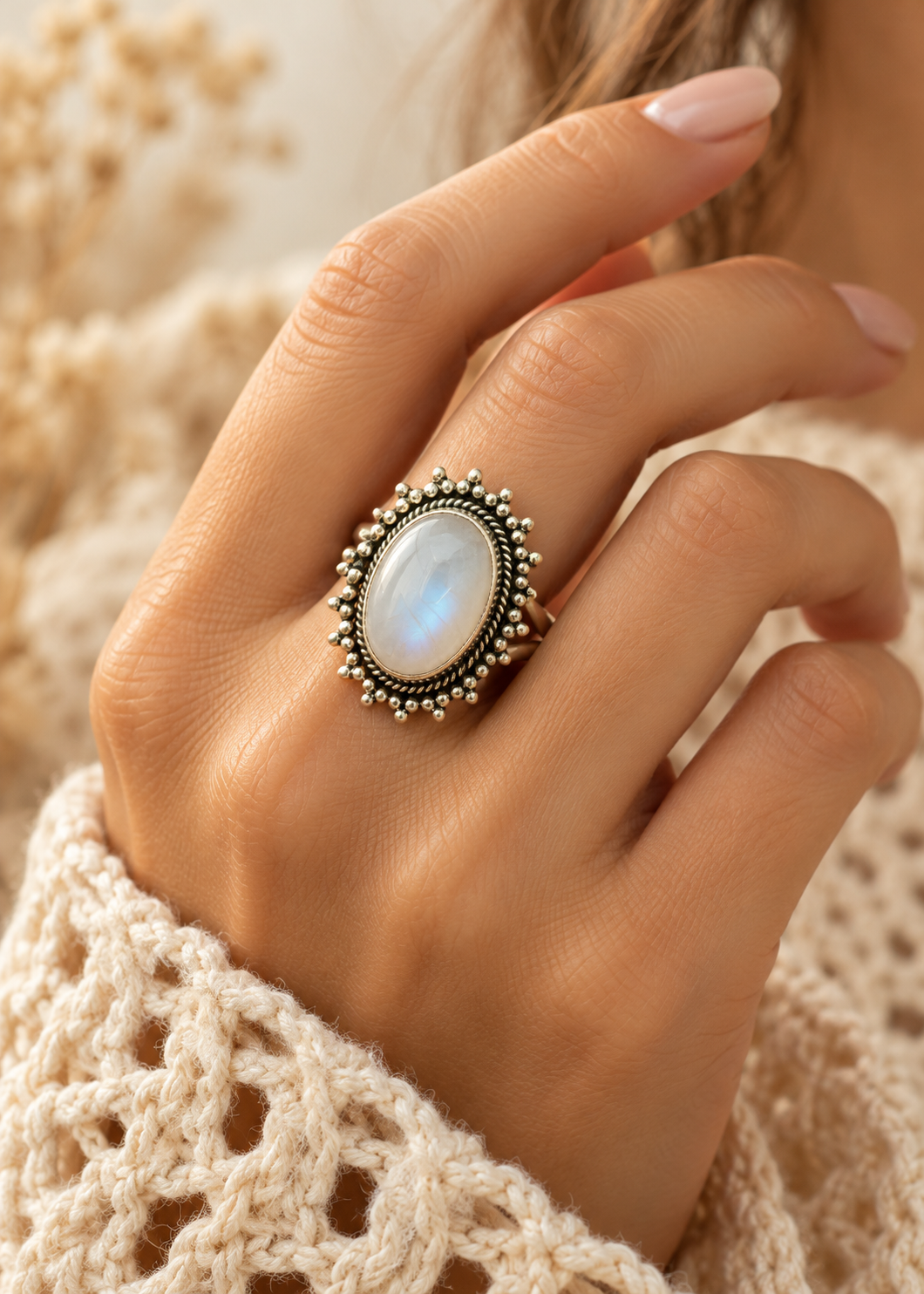 Moonlight Queen anello in argento con pietra di luna indossato