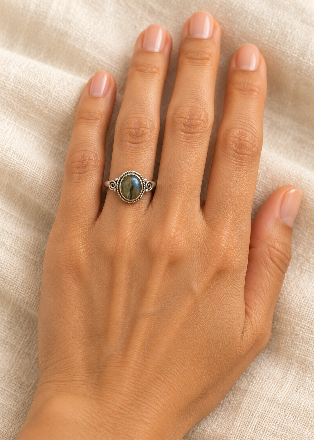 Anello Naya in argento con labradorite indossato