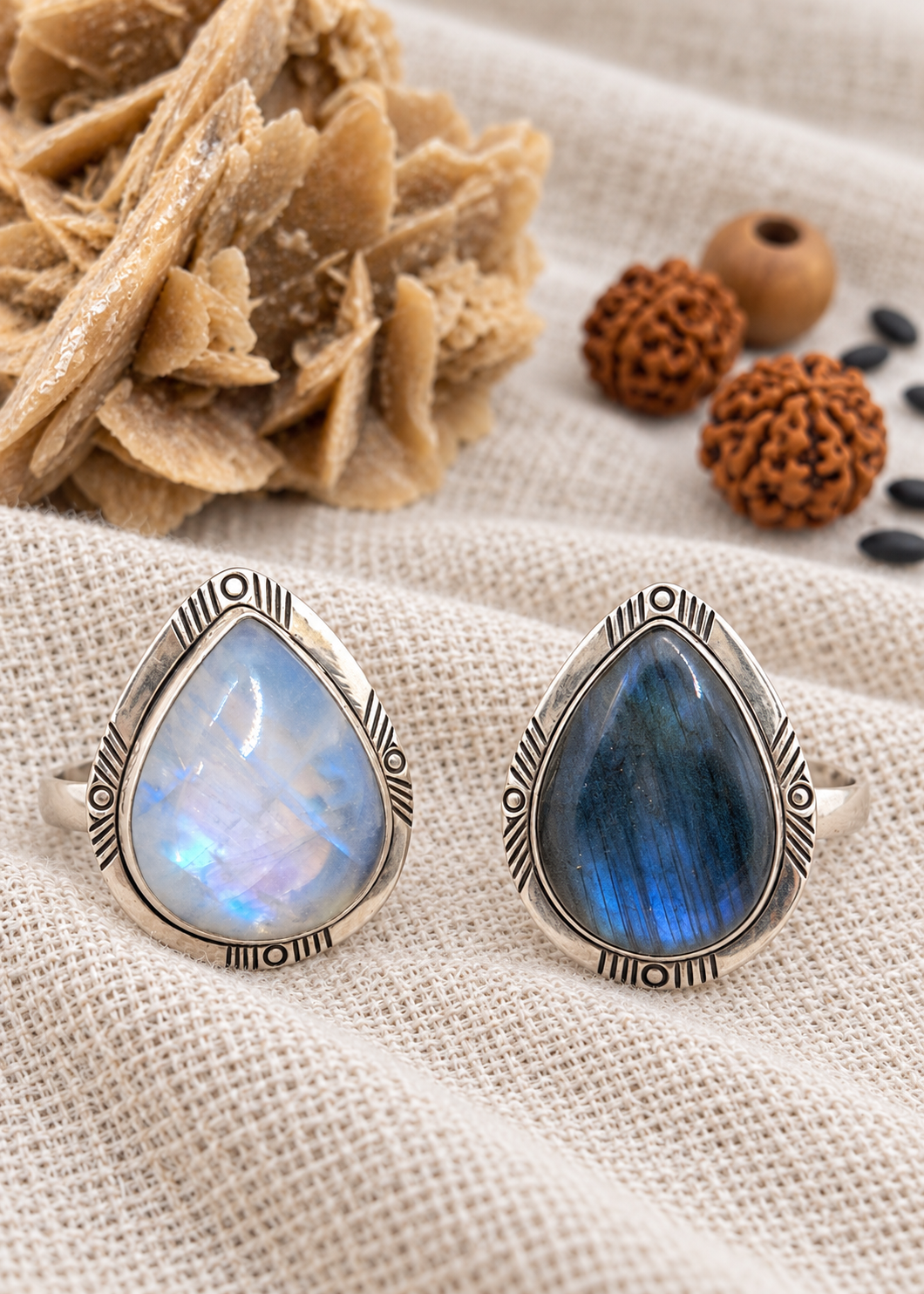 Anelli New Gea in argento con pietra di luna e labradorite su juta chiara