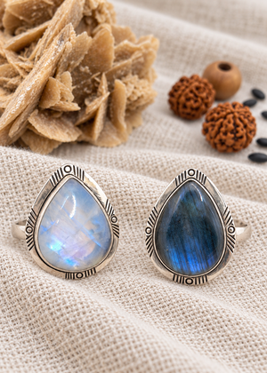 Anelli New Gea in argento con pietra di luna e labradorite su juta chiara