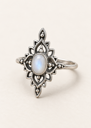 Anello Nila in argento, ricostruzione della variante pietra di luna sulla montatura floreale