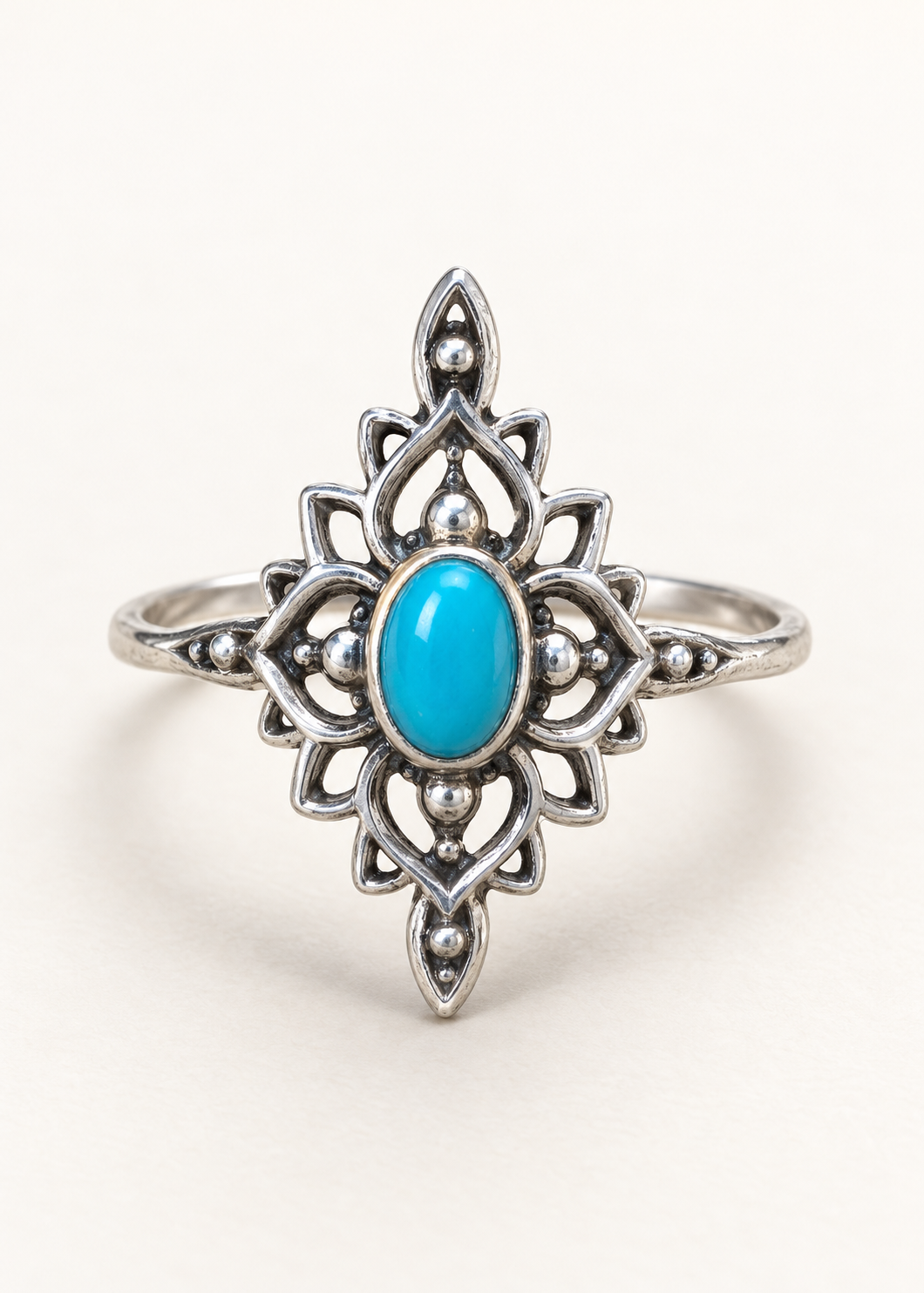 Anello Nila in argento con turchese ovale e montatura floreale traforata, vista frontale