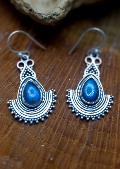 Orecchini blu dettaglio verticale