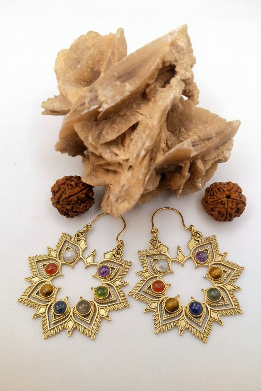 Orecchini Fiore dei Chakra su sfondo naturale