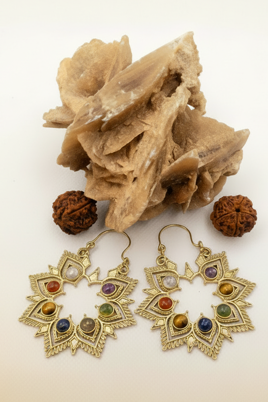 Orecchini Fiore dei Chakra su sfondo naturale