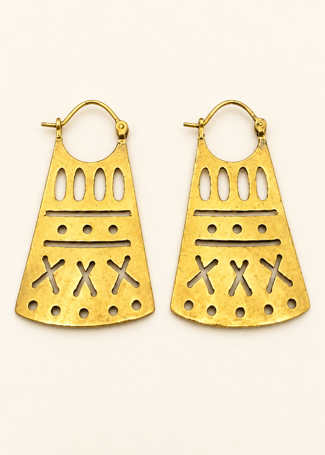 Orecchini Primitive Soul in ottone con trafori geometrici e chiusura a scatto