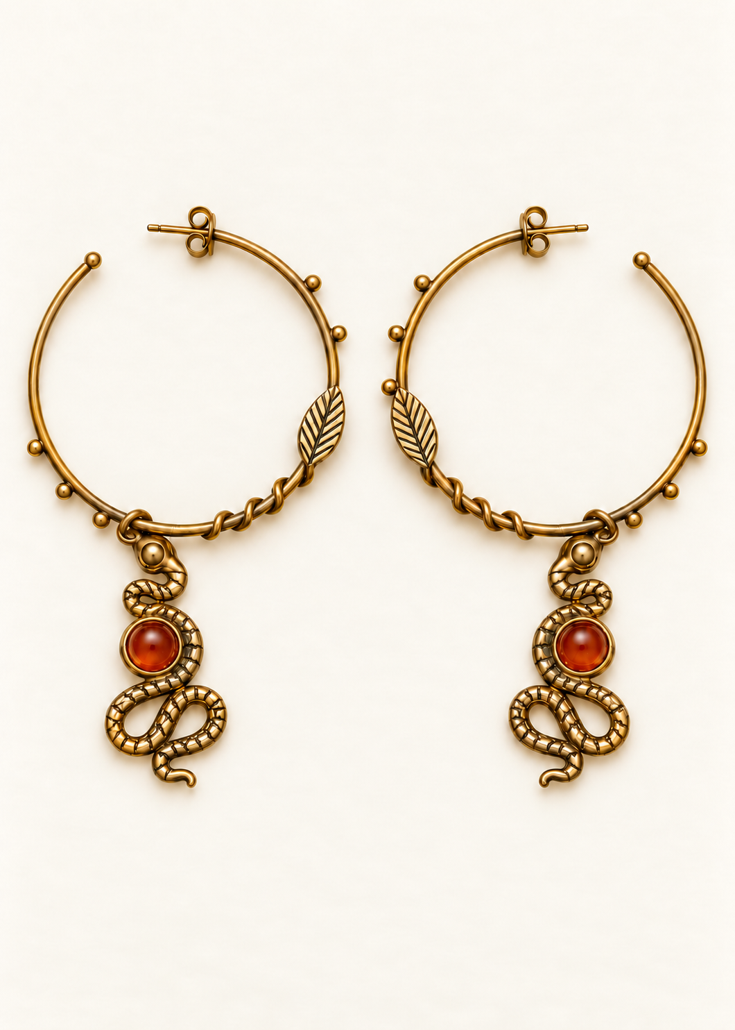 Orecchini Selva in ottone con serpente e corniola, dettaglio superiore in ottone, coppia in piano