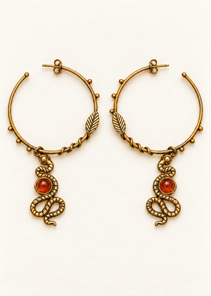 Orecchini Selva in ottone con serpente e corniola, dettaglio superiore in ottone, coppia in piano