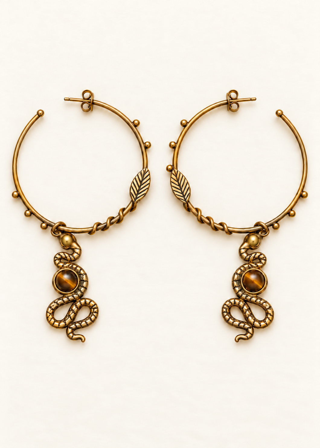 Orecchini Selva in ottone con serpente e occhio di tigre, dettaglio superiore in ottone, coppia in piano