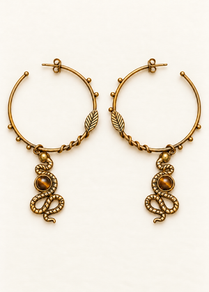 Orecchini Selva in ottone con serpente e occhio di tigre, dettaglio superiore in ottone, coppia in piano