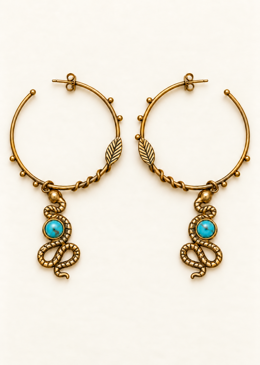 Orecchini Selva in ottone con serpente e turchese, dettaglio superiore in ottone, coppia in piano