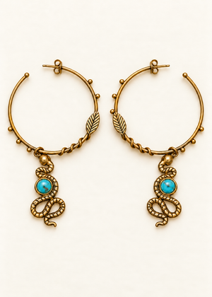 Orecchini Selva in ottone con serpente e turchese, dettaglio superiore in ottone, coppia in piano