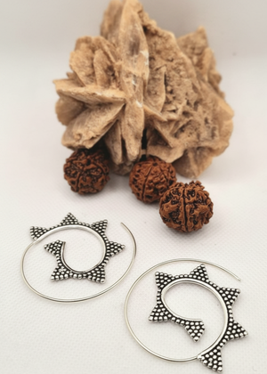 Orecchini sun spiral sfondo bianco