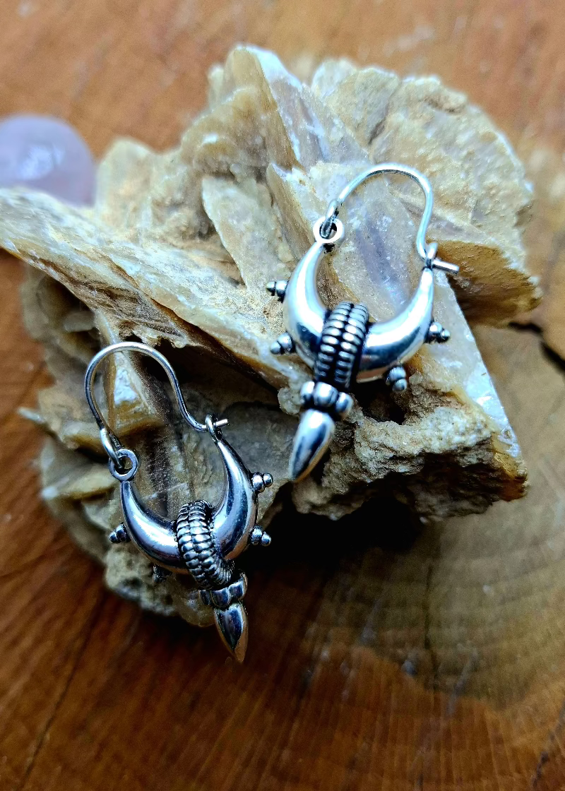 Orecchini “Moon Warrior” – Cerchi bombati con punta tribale