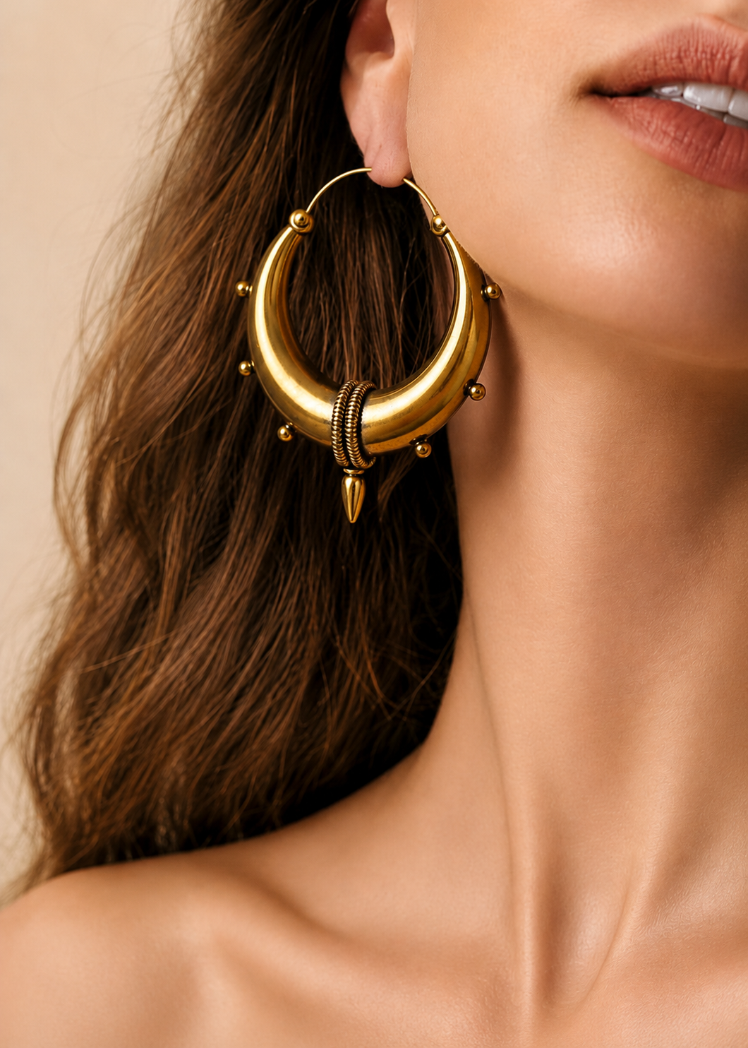Orecchini Moon Warrior – Cerchi Bombati con Punta Tribale in Ottone o Bagno d'Argento