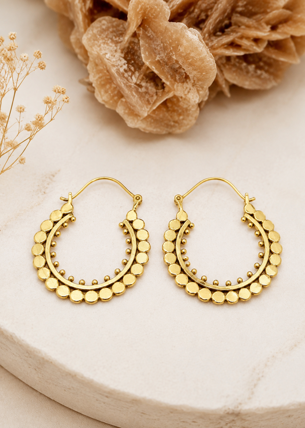 Orecchini Sun Dots – Cerchi Tribali Boho in Ottone con Sfere Decorative