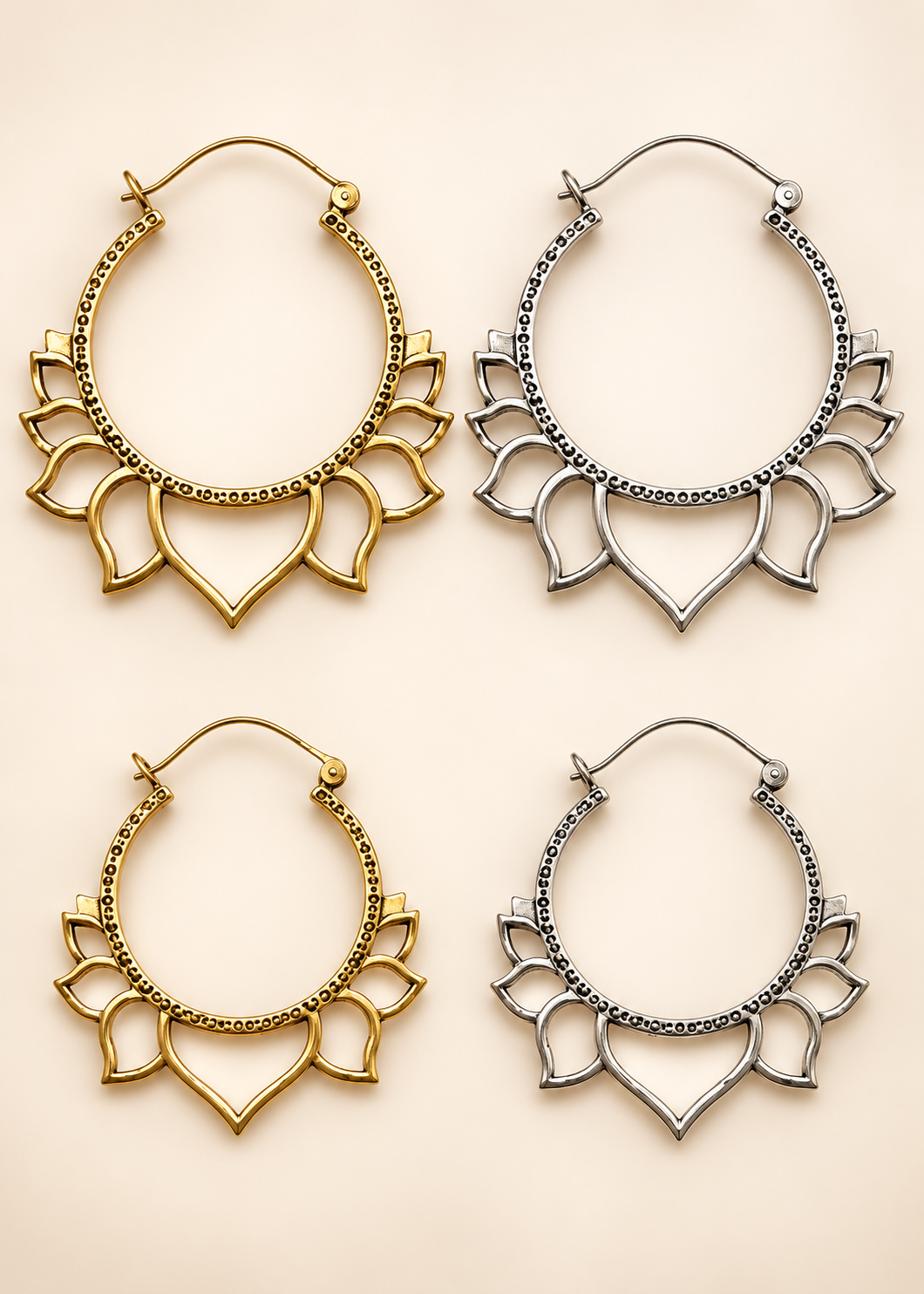 Orecchini Pure Lotus nelle quattro varianti: ottone e bagno d’argento, grandi da 5 cm in alto e medi da 4 cm in basso, su fondo crema.