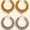 Orecchini Rishikesh a cerchio traforato, coppia in ottone e coppia in bagno d’argento, diametro 4,5 cm, su fondo crema.
