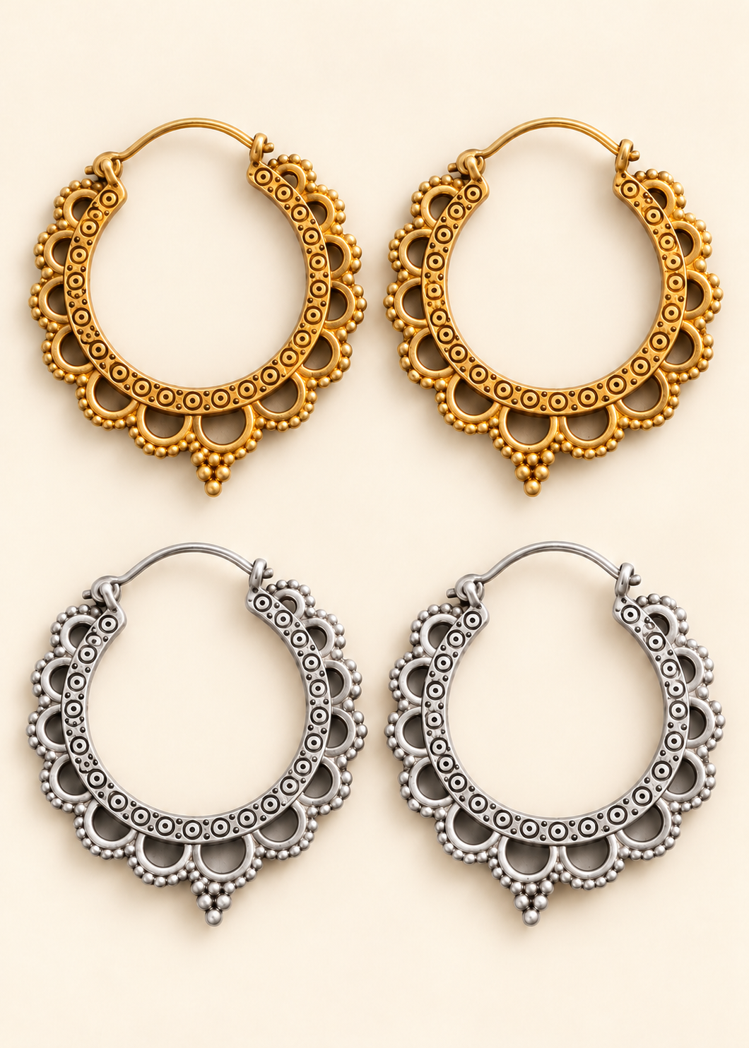 Orecchini Rishikesh a cerchio traforato, coppia in ottone e coppia in bagno d’argento, diametro 4,5 cm, su fondo crema.