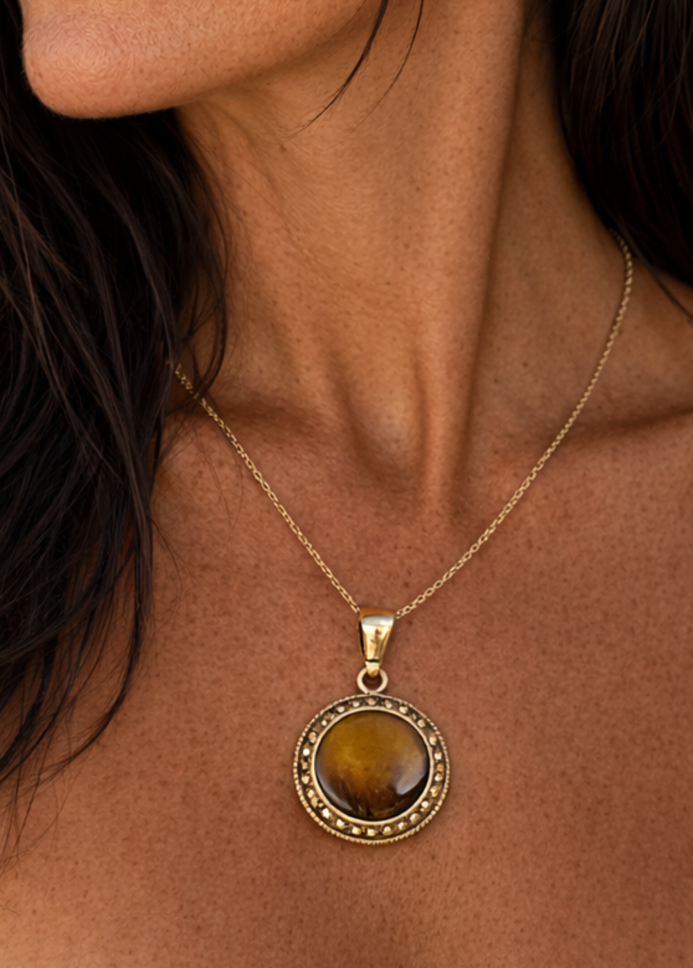 Round O’Clock – Ciondolo Rotondo in Ottone con Pietra Semipreziosa | Boho Artigianale India