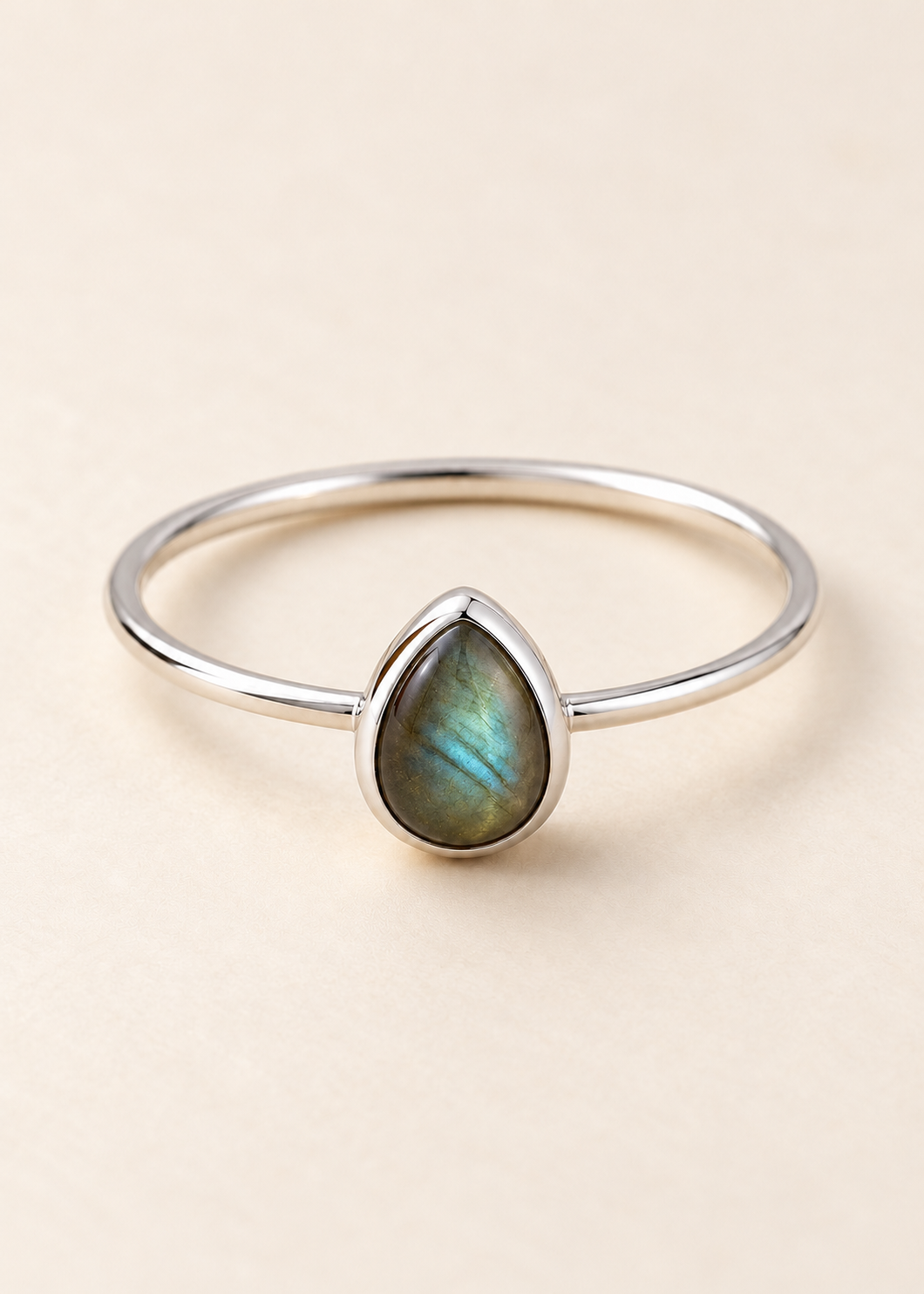 Rugiada Nomade – Anello in argento con labradorite a goccia