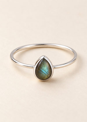 Rugiada Nomade – Anello in argento con labradorite a goccia