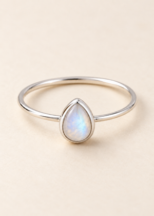 Rugiada Nomade – Anello in argento con pietra di luna a goccia