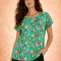 Maglia Spring Flowers Baba Design – t-shirt verde con pattern floreale boho, maniche corte, vista frontale su modella
