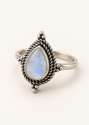 Anello Selene RBESIL21 in argento, vista di tre quarti con dettaglio della montatura e del gambo