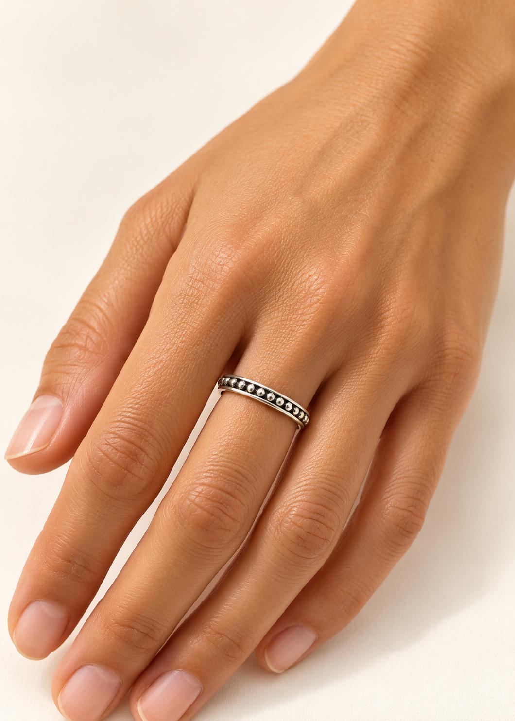 Fedina Simple Round in argento con sfere decorative indossata su una mano