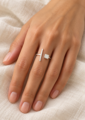 Stop and Go – Anello in argento indossato al dito medio