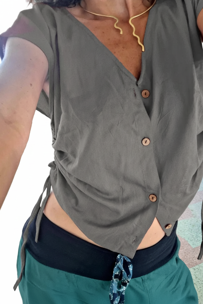 Top grigio in cotone con bottoni