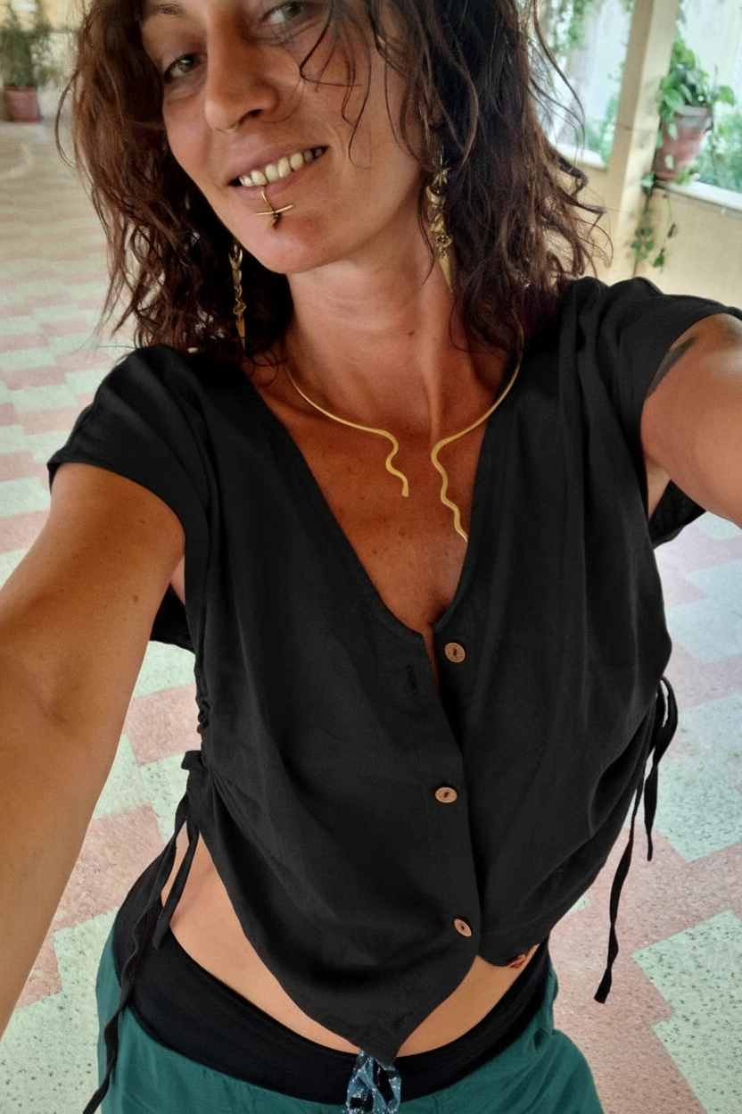 Top nero in cotone con bottoni