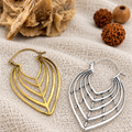 Orecchini Tribal Petal in ottone e bagno d’argento su juta chiara con rosa del deserto e rudraksha